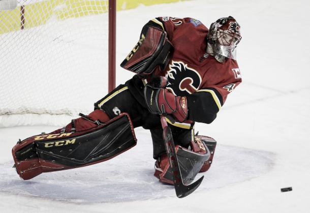 Mike Smith can still shoot the puck, but stopped every shot vs his old team on November 30, 2017. (Photo: Lyle Aspinall/The Canadian Press via AP)