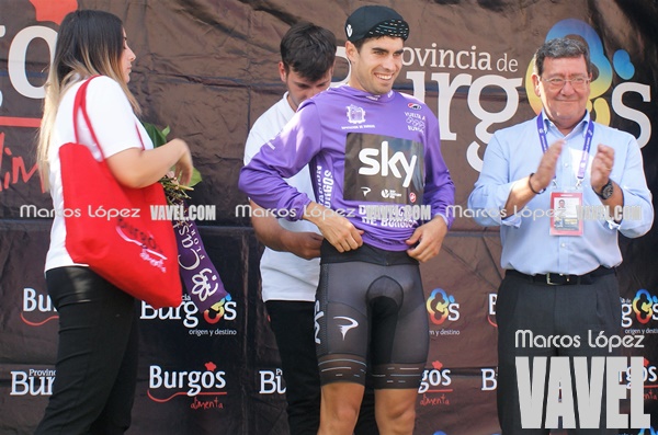 Landa enfundándose el maillot en Burgos | Fuente: Marcos López - VAVEL