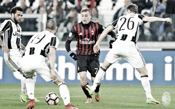 Deulofeu rodeado en el último partido // Fuente: AC Milan