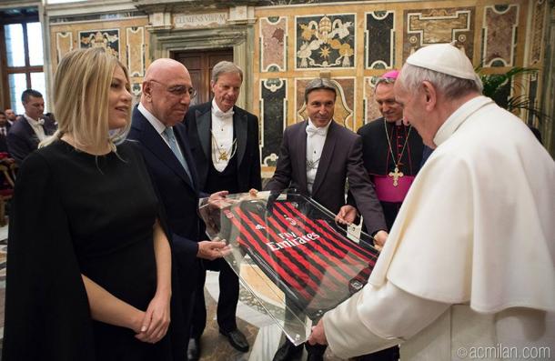 Adriano Galliani, vice-presidente do Milan, entrega uma camisa do Milan ao Papa Francisco (Foto: Divulgação/Milan)