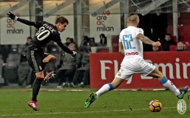 Pašalić intenta disparar ante la presencia de Tonelli | Foto: AC Milan