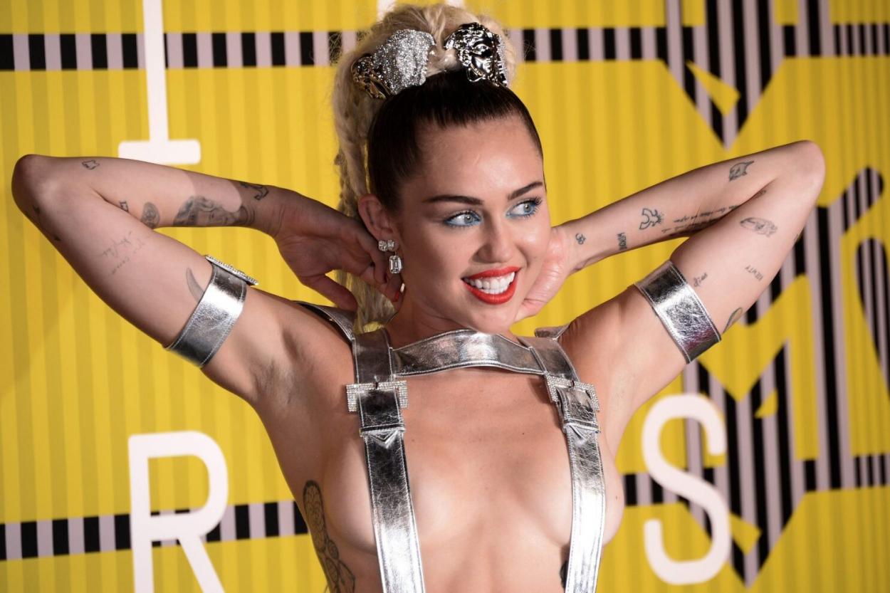 El estilo provocativo de Miley en la presentación de Miley Cyrus & Her Dead Petz (2015) | Foto: Los Angeles Times