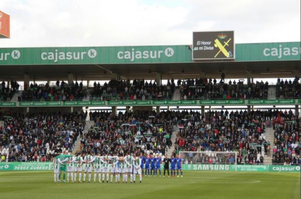 Los jugadores de ambos equipos guardan un minuto de silencio antes del inicio del partido. | Imagen: Córdoba C. F.