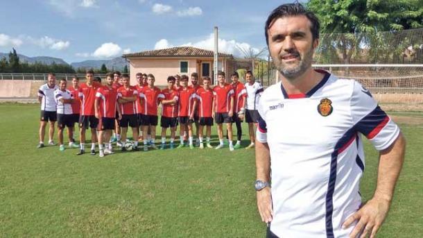 Santi Miralles posa con si equipo y cuerpo técnico en Son Bibiloni. Foto: Diario de Mallorca