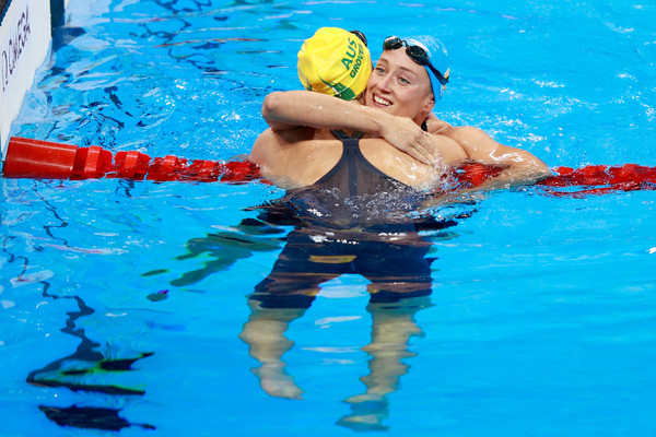 Mireia Belmonte Garcia embraces Madeline Groves after the Spaniard beat the Aussie for the 200 fly title/Photo: Al Bello/Getty Images