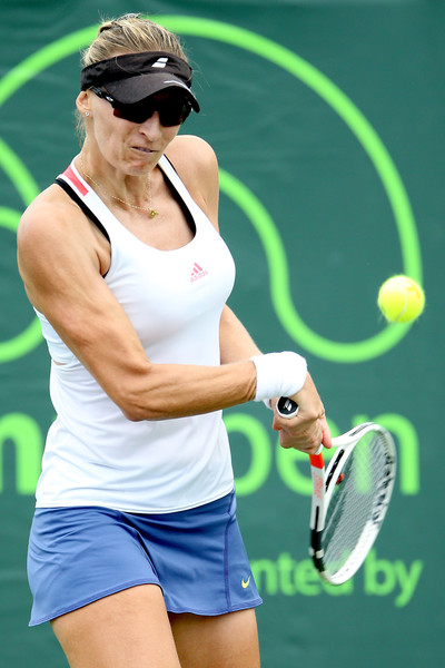 Mirjana Lucic-Baroni hits a backhand during her straight-sets victory over Agnieszka Radwanska in the third round of the 2017 Miami Open. | Photo: Matthew Stockman/Getty Images