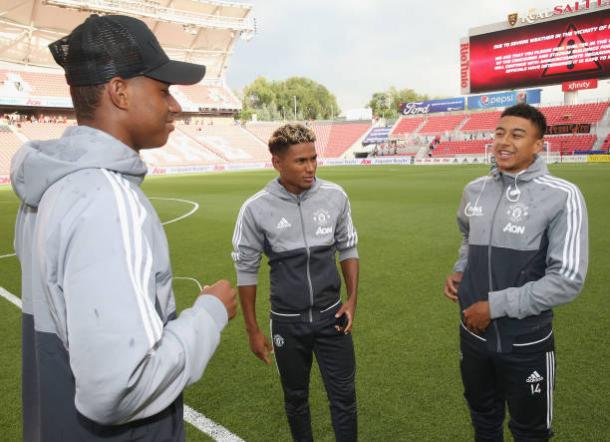 Rashford (esq.), Mitchell (centro) e Lingard (dir.): revelados no United e hoje no time profissional (Foto: John Peters/Manchester United)