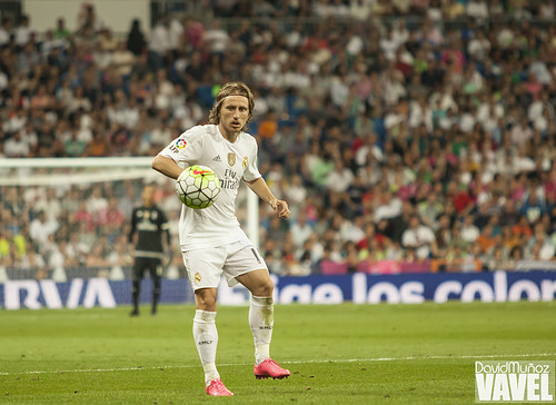 Luka Modric recibe un pase durante un encuentro frente al Bétis. | FOTO: David Muñoz - VAVEL