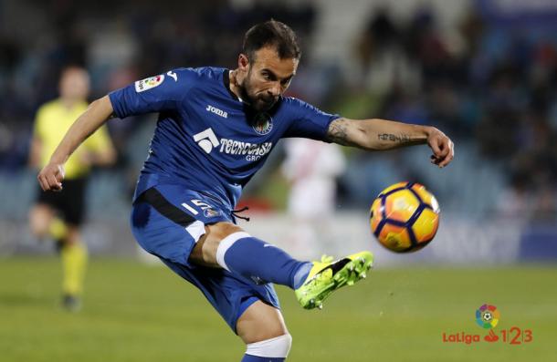 Francisco Molinero despeja un balón durante el choque ante el Lugo | LaLiga