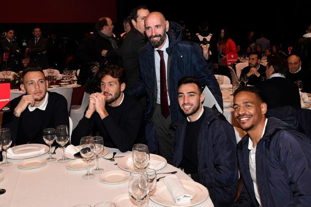 Monchi, junto a los jugadores del Sevilla en la celebración del 130 aniversario del club. Foto: sevillafc.es