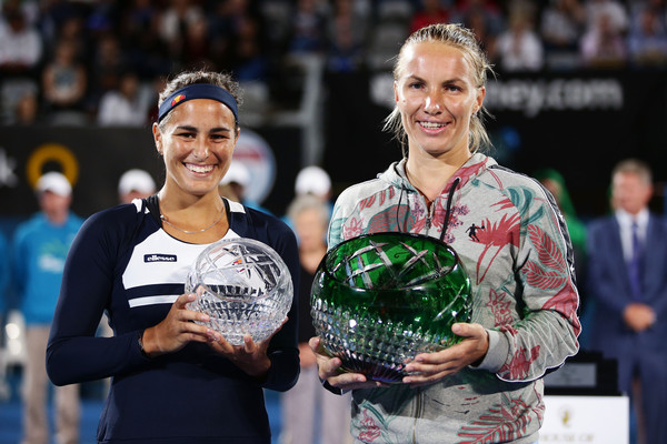 Monica Puig (L) and Svetlana Kuznetsova pose with their respective trophies after the 2016 Sydney International final. | Photo: Matt King/Getty Images