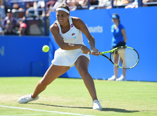 Monica Puig hits a backhand during her semifinal match at the 2016 Aegon International. | Photo: Getty Images
