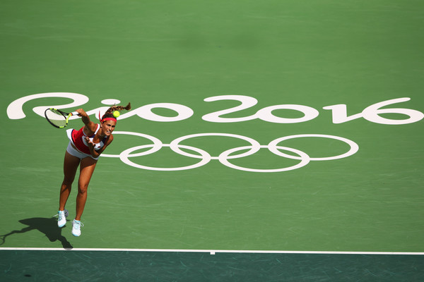 Monica Puig hits a serve during her semifinal match against Petra Kvitova at the Rio 2016 Olympic Games. | Photo: Clive Brunskill/Getty Images South America