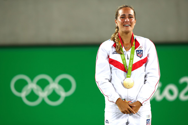 Monica Puig listens to the first ever playing of the national anthem of Puerto Rico at the Olympic Games after winning the women’s singles gold medal match at the Rio 2016 Olympic Games. | Photo: Clive Brunskill/Getty Images South America