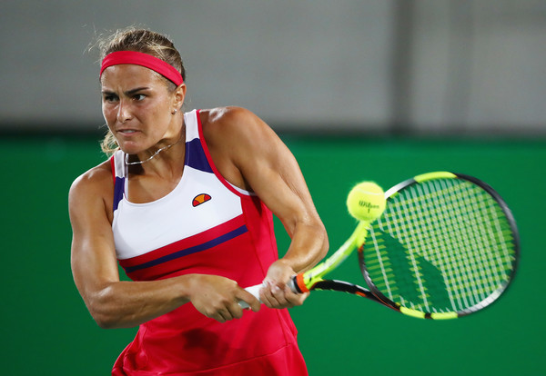 Monica Puig celebrates hits a backhand during her women’s singles gold medal match against Angelique Kerber on Day 8 of the Rio 2016 Olympic Games. | Photo: Clive Brunskill/Getty Images South America