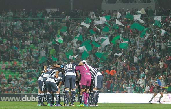 Monterrey players gather prior to the match against Santos / Saul Gonzalez - LatinContent/Getty Images