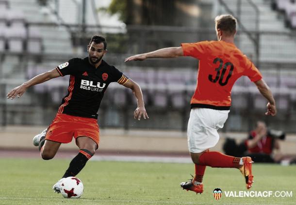 Martín Montoya a punto de centrar | Foto: Valencia CF
