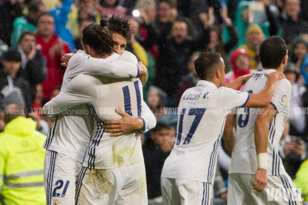 Morata abrazándose a Bale en la celebración de su gol | Foto: Daniel Nieto - VAVEL
