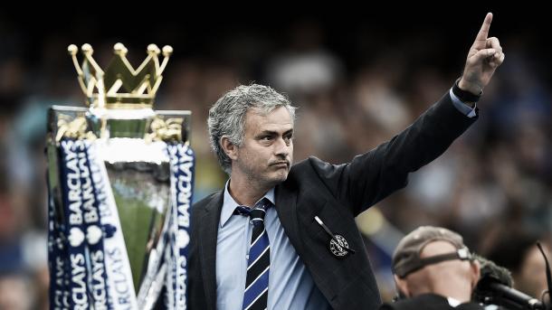 Mourinho con el título de Premier League. Foto: Premier League
