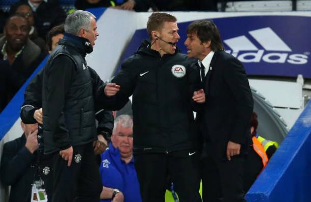 Mourinho (esq.) e Conte (dir.) se estranharam no duelo da última FA Cup (Foto: Catherine Ivill – AMA/Getty Images)