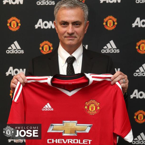 Jose Mourinho, el dia de su presentacion como entrenador del Manchester United (Foto: manutd.com)