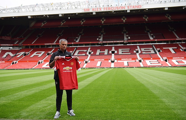 Mourinho poses with a Manchester United shirt at his unveiling | Photo: Oli Scarff/AFP