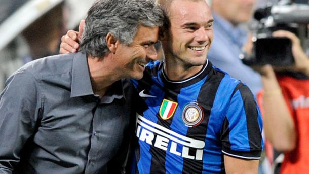 José Mourinho, con Wesley Sneijder, en su etapa de entrenador del Inter (Foto: skysports.com)