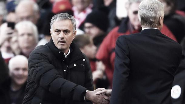 Frío saludo entre José Mourinho y Arsène Wenger. (Foto: Premier League)