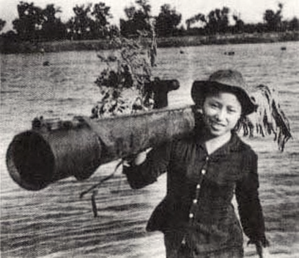 Guerrillera con un bazooka, Fuente: Wikicomons