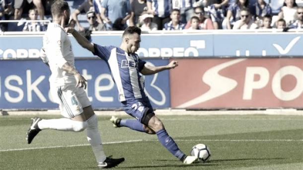 Munir intenta desbordar a Ramos | Deportivoalaves.com