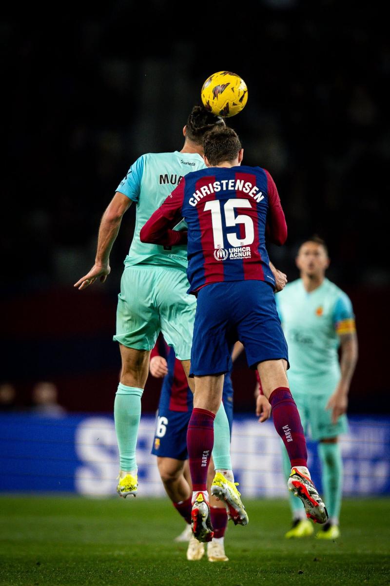 Muriqi y Christensen disputando el balón. | Foto: RCD Mallorca