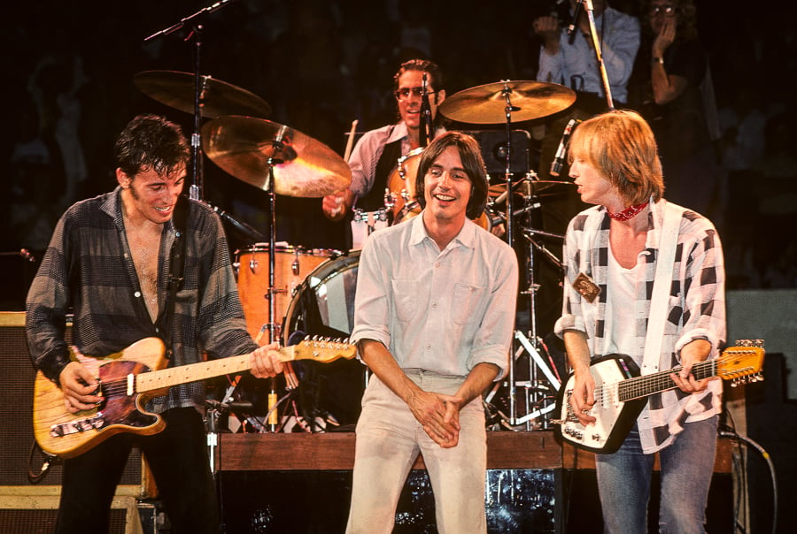 De izquierda a derecha: Bruce Springsteen, Jackson Browne y Tom Petty, en 1979 | Fuente: Lynn Goldsmith