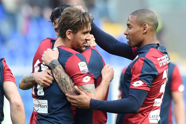 Los jugadores felicitan a Cerci por uno de sus goles | Foto: CFC Genoa