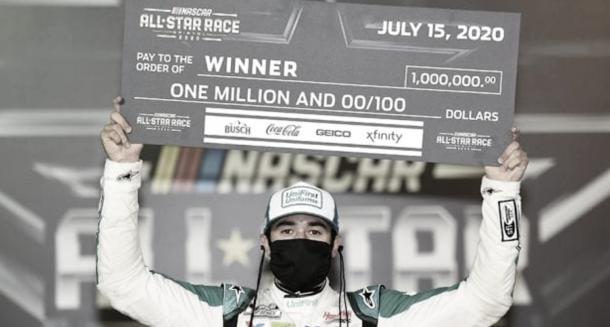 Chase Elliott levantando el cheque del millón / Foto: NASCAR 