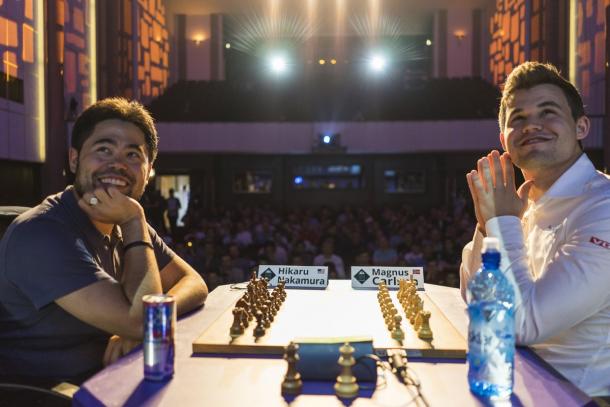Nakamura y Carlsen observan la calsificación antes de la ronda final. || Foto: 