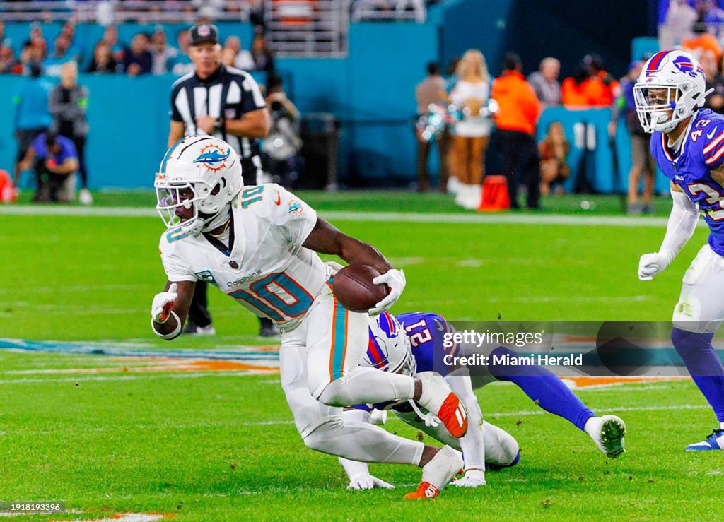 Miami Dolphins wide receiver Tyreek Hill (10) runs after catching a pass as <strong><a  data-cke-saved-href='https://www.vavel.com/en-us/nfl/2023/12/11/1165747-nfl-bills-20-17-chiefs-brilliant-bills-as-mahomes-sees-red-mist-with-kc-losing-by-three.html' href='https://www.vavel.com/en-us/nfl/2023/12/11/1165747-nfl-bills-20-17-chiefs-brilliant-bills-as-mahomes-sees-red-mist-with-kc-losing-by-three.html'>Buffalo Bills</a></strong> safety Jordan Poyer (21) defends during the first half at Hard Rock Stadium on Jan. 7, 2024, in Miami Gardens, Florida. (David Santiago/Miami Herald/Tribune News Service via Getty Images)