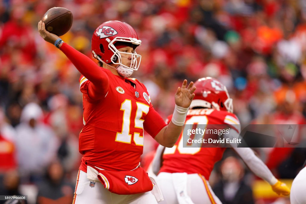 Patrick Mahomes #15 of the <strong><a  data-cke-saved-href='https://www.vavel.com/en-us/nfl/2024/01/01/1167369-kansas-city-chiefs-25-17-cincinnati-bengals-kc-wins-eighth-straight-afc-west-title.html' href='https://www.vavel.com/en-us/nfl/2024/01/01/1167369-kansas-city-chiefs-25-17-cincinnati-bengals-kc-wins-eighth-straight-afc-west-title.html'>Kansas City Chiefs</a></strong> throws a pass during the first quarter against the Cincinnati Bengals at GEHA Field at <strong><a  data-cke-saved-href='https://www.vavel.com/en-us/nfl/2023/12/25/1166919-radiers-defensive-brilliance-sees-chiefs-crumble-on-christmas-day.html' href='https://www.vavel.com/en-us/nfl/2023/12/25/1166919-radiers-defensive-brilliance-sees-chiefs-crumble-on-christmas-day.html'>Arrowhead Stadium</a></strong> on December 31, 2023 in <strong><a  data-cke-saved-href='https://www.vavel.com/en-us/nfl/2023/11/05/1161925-nfl-kansas-city-21-14-miami-dolphins.html' href='https://www.vavel.com/en-us/nfl/2023/11/05/1161925-nfl-kansas-city-21-14-miami-dolphins.html'>Kansas City</a></strong>, Missouri. (Photo by David Eulitt/Getty Images)