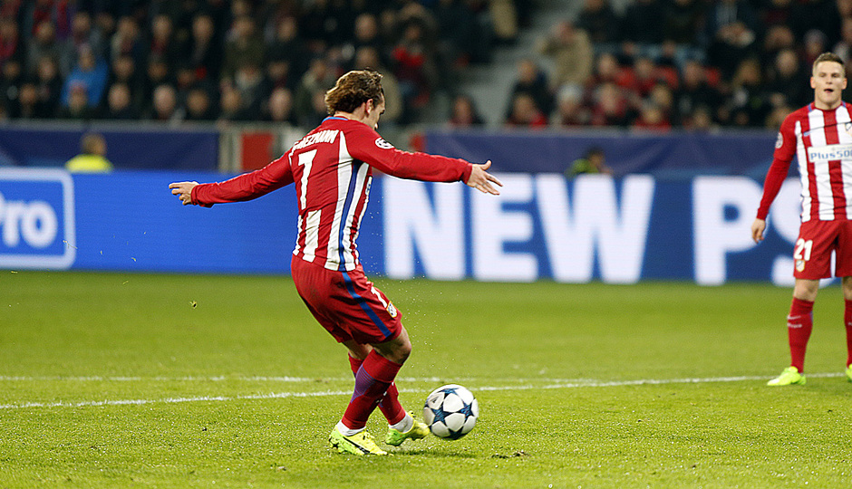 Griezmann anotando el tercer gol en Leverkusen/Club Atlético de Madrid