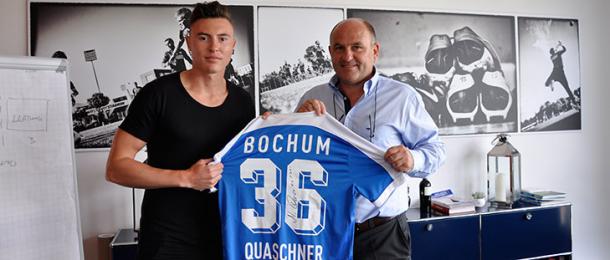 Quaschner pictured with his new shirt. | Image credit: VfL Bochum