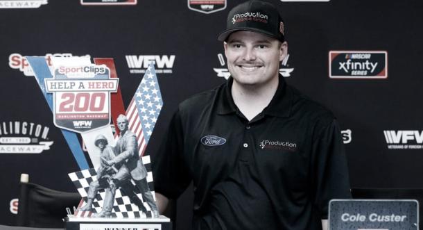 Custer recibiendo el trofeo / Foto: NASCAR Website