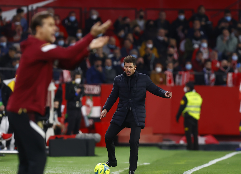 Simeone controlando un balón en la banda | Foto: Atlético de Madrid