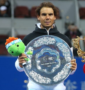 Rafael Nadal holds his runner-up trophy in 2015. Photo: Chris Hyde/Getty Images