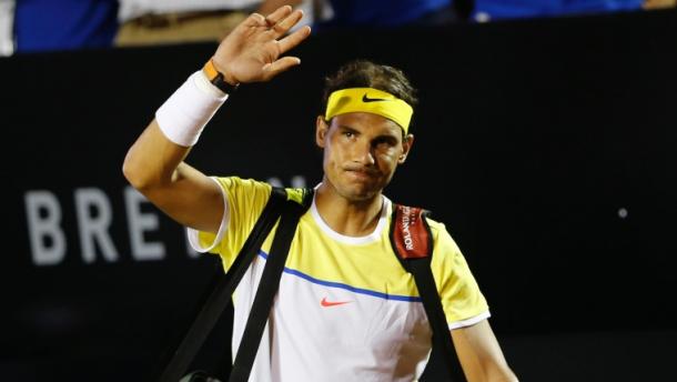 Rafael Nadal waves to the crowd as he enters the court in Rio. Photo: PC