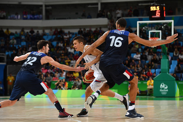 France's Nando de Colo and Rudy Gobert trap Serbia's Nemanja Nedovic along the three-point line during their preliminary round game at the Olympics/Photo: Pascal Le Segreatin/Getty Images