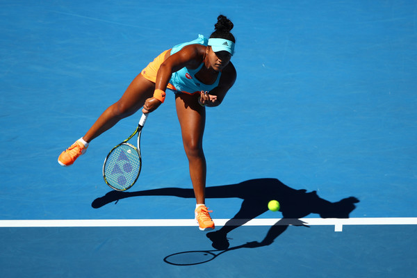 Naomi Osaka serves during the match | Photo: Clive Brunskill/Getty Images AsiaPac