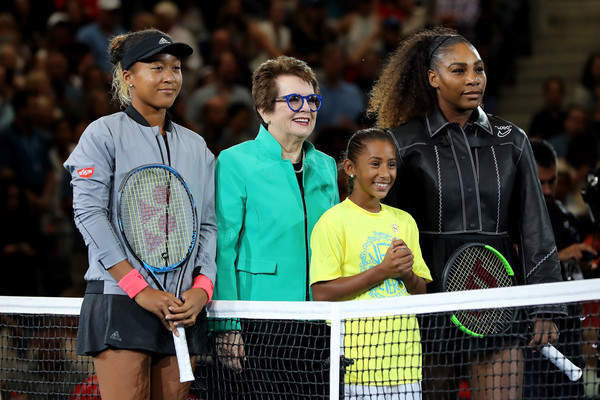 Williams and Osaka alongside Billie Jean King at the net before the match | Photo: Elsa/Getty Images North America