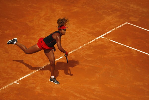 Naomi Osaka's powerful serves set her up for many free points today | Photo: Julian Finney/Getty Images Europe