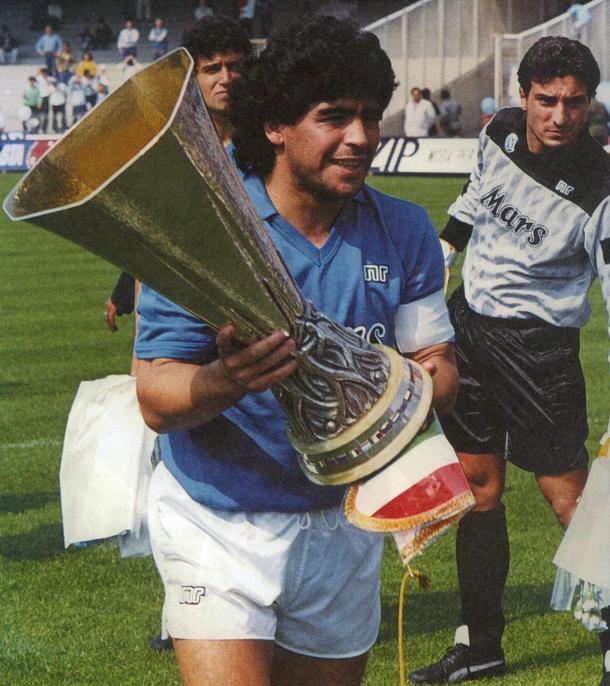 Maradona con el trofeo de la Copa de la Uefa ganada por el Nápoles en 1988/89 / (Fuente: Wikipedia)