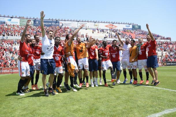 La plantilla del Nàstic celebra el ascenso a Segunda División (Foto: ara.cat)