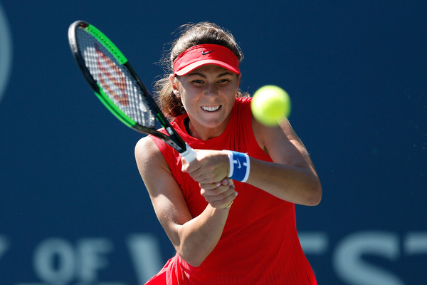 Natalia Vikhlyantseva in action at the Bank of the West Classic | Photo: Lachlan Cunningham/Getty Images North America